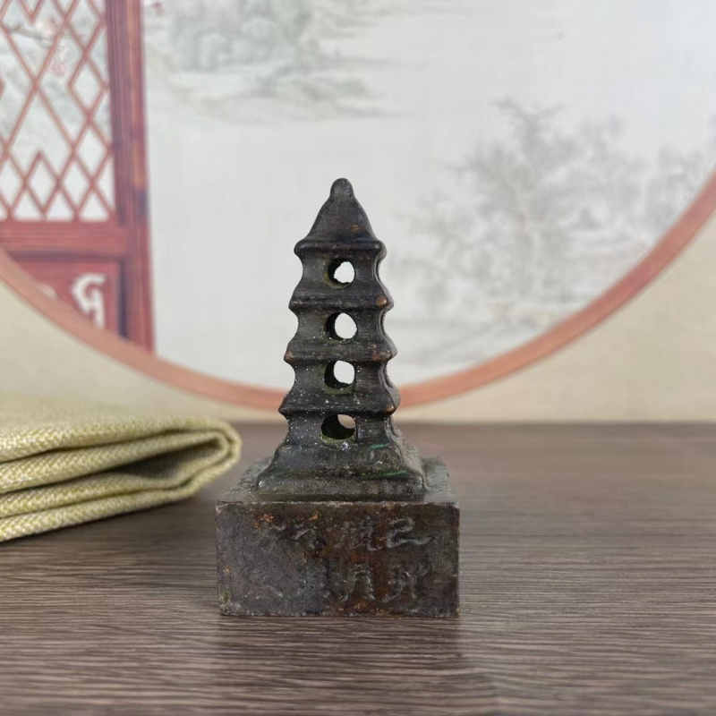 Small Vintage Collectible Items - Pequeno ornamento de torre esculpido em