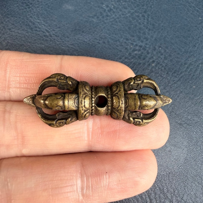 Pingente pequeno de latão esti - Small Vintage Collectible Items avaliação e preço